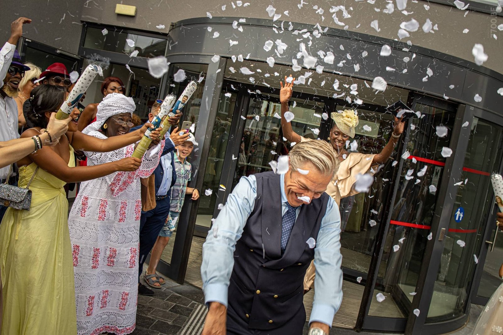 Nous sommes le STUDIO 7700 BE chez FHANO EU Nous proposons Photos, rush vidéo, Plan au drone. Si vous le désirez, notre forfait mariage se règle en 3X sans frais. Un résumé rapide de notre façon de créer des souvenir : "Se fondre dans le mariage pour en réaliser les images depuis les préparatifs jusqu’à la nuit." Vous accompagner dans vos choix, dans vos doutes, dans la création de votre planning et j'en passe. Une solide expérience du secteur du mariage nous permet de vous confirmer les bons choix et vous alerter des choix risqués (même si le choix final est le vôtre, c'est votre mariage). 2 personnes des préparatifs jusqu'à la nuit. Fhano sera votre metteur en scène spécialiste en images de mariage réalisées en photos, en vidéo et plans au drone, bien accompagné, c’est le Studio 7700 BE Chez Fhano.eu tout en sachant que nos images préférées sont les photos volées et spontanées. https://scenesdemariage.fr ***** STUDIO 7700.BE chez FHANO.EU ***** entreprise BE0828425530