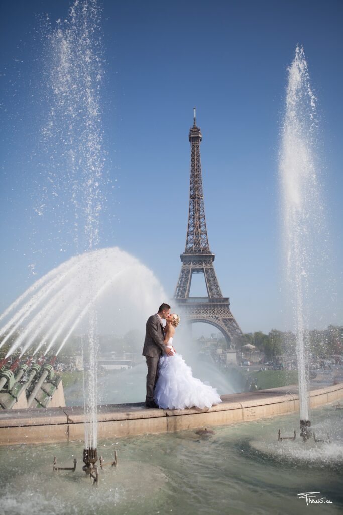 Shooting mariage Paris - Couple de mariés devant la Tour Eiffel et fontaines du Trocadéro photographié par le Studio 7700 BE
