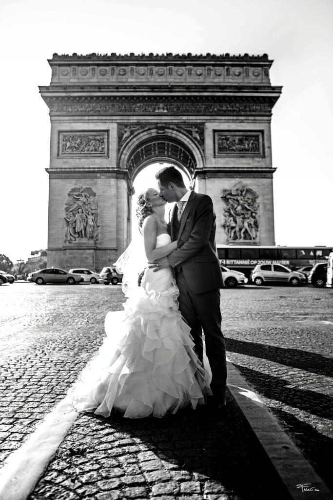 Le Studio 7700 BE vous propose Des photos en habits de mariés dans les rue de Paris, de Brugge ou autres 18