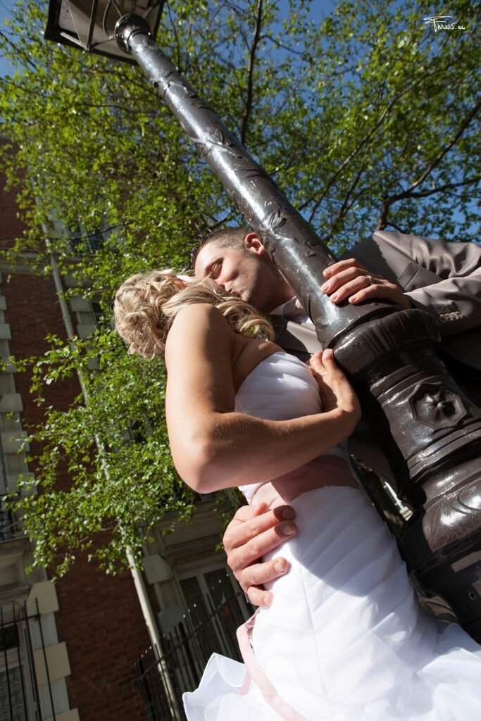 Shooting mariage Paris - Couple de mariés photographié par le Studio 7700 BE dans un lieu emblématique de la capitale