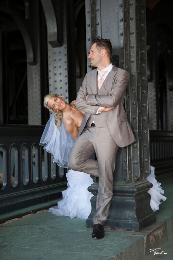 Shooting mariage Paris - Couple de mariés dans un cadre industriel parisien photographié par le Studio 7700 BE