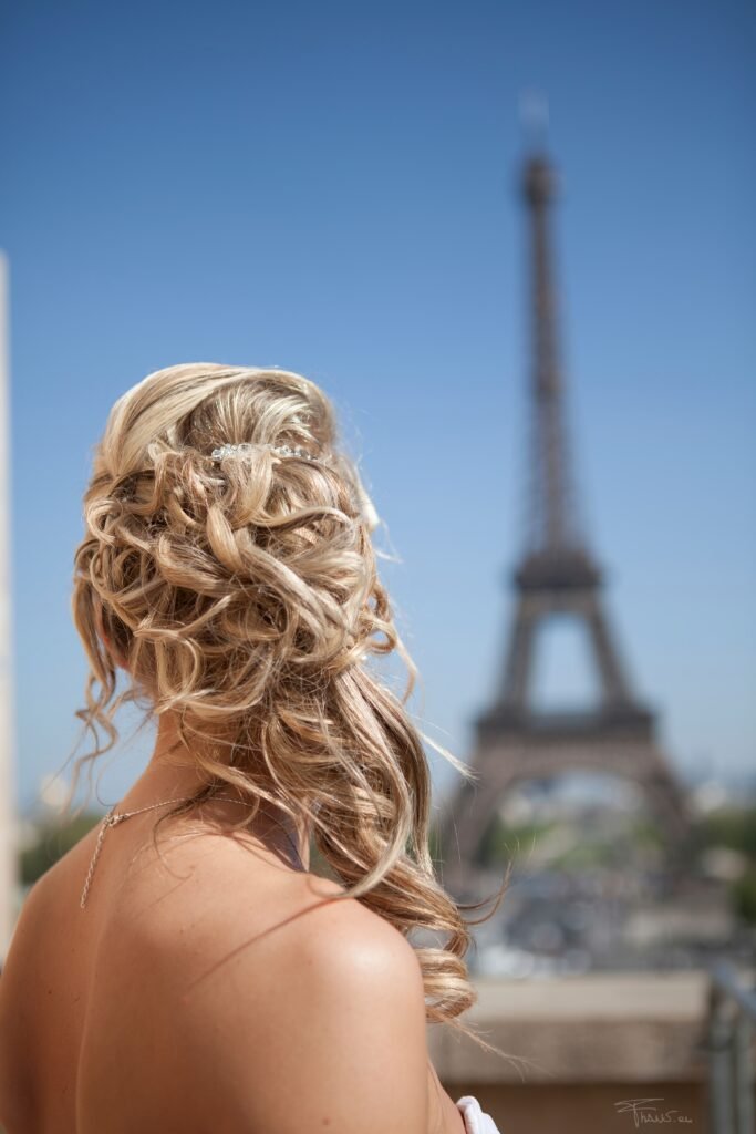 Shooting mariage Paris - Coiffure de la mariée avec la Tour Eiffel en arrière-plan photographié par le Studio 7700 BE